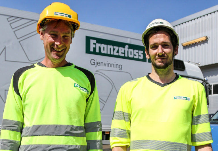 Anleggssjef hos Franzefoss Gjenvinning, Finn-Arild Johannesen (t.v.), er storfornøyd med Morten. – Jeg får ham nesten ikke til å ta ferie engang, smiler han. (Foto: Runar F. Daler).