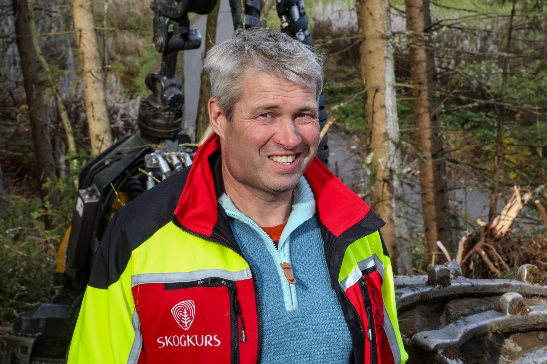 Ole Bertil Reistad begynte allerede på ungdomsskolen med motorsag. Han hogde tømmer for en skogeier i bygda det året han ble konfirmert. Som betaling fikk han en traktor. (Foto: Runar F. Daler)