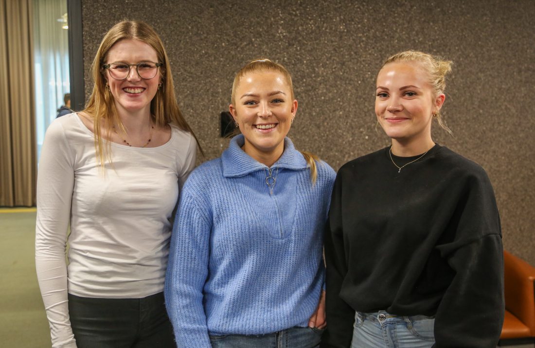 Lærlingene Åshild Hovden (20), Christina Seland (23) og Johanne Dyrland Killingtveit (19) var veldig fornøyde med dagen. (Foto: Runar F. Daler)