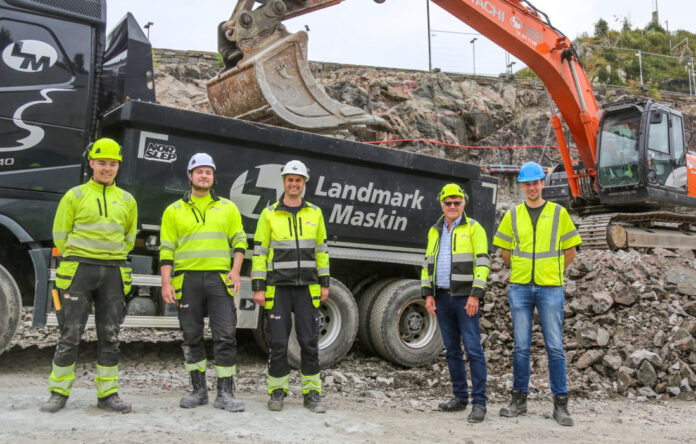 FORNØYD GJENG: Sindre Matre (anleggsmaskinførerlærling)
