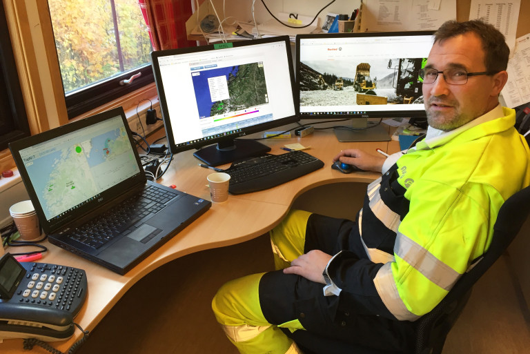 Fra kontoret sitt har Edvin Dale full oversikt over når K.A. Aurstads maskiner og stikkere er oppkoblet og hvor i landet de befinner seg. (Foto: Gunnar Ingvald Frøholm).