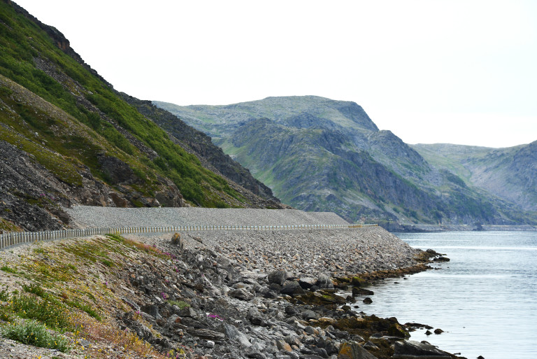 FANGVOLLER Prosjektet innebar bl.a. å bygge tre store fangvoller på til sammen 950 meter, samt flere lave voller langs veien. (Foto: Inge Dahlman, Landskapsfabrikken).