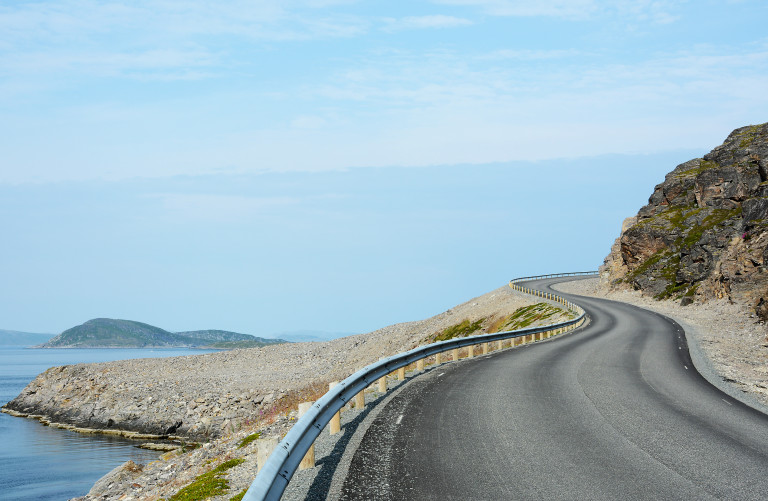 TURISTVEI Fylkesvei 889 ut til Havøysund har status som nasjonal turistvei. Bildet illustrerer litt av grunnen til det. (Foto: Inge Dahlman, Landskapsfabrikken).