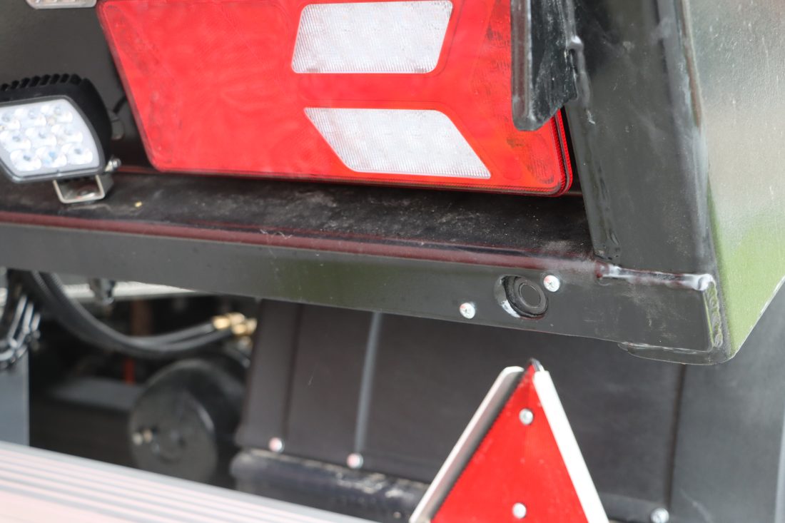 TailGuard er sensorer innfelt bak på hengeren. Sensorene detekterer stillestående eller bevegende gjenstander og personer bak hengeren, og bremser hengeren (og traktoren) når disse kommer for nærme. (Foto: Njål Hagen)
