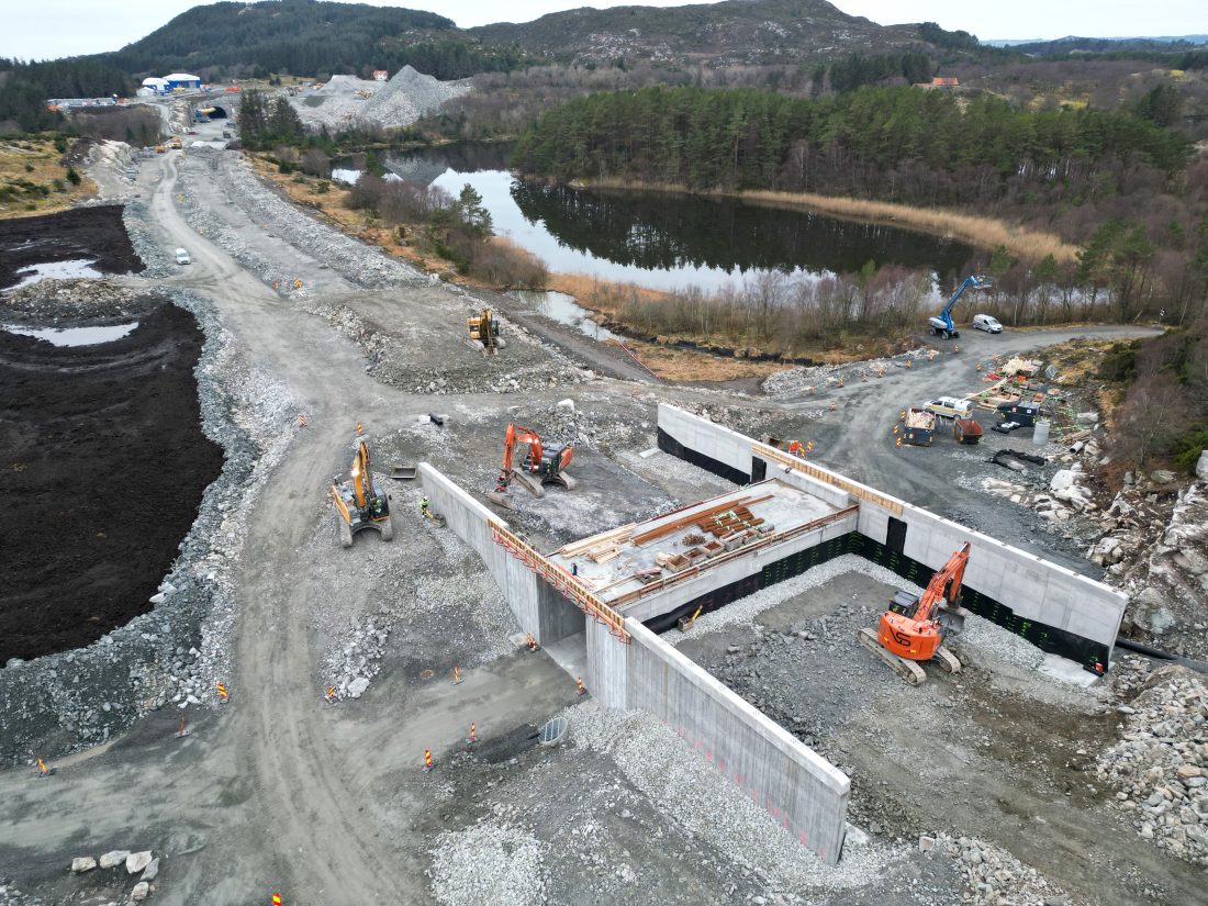 På Laupland på Bokn er det bygd ny vei i dagens som skal kobles opp med eksisterende E39. Det er også bygd kulvert for å sikre lokaltrafikken på Vågshaug. (Foto: Statens vegvesen)