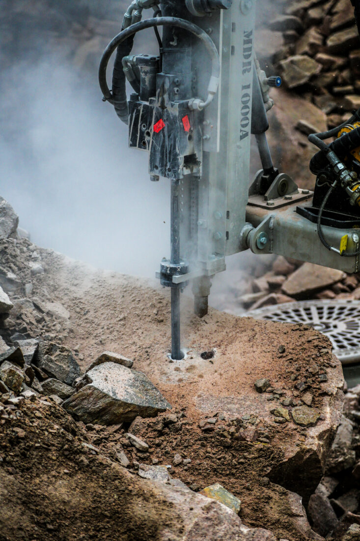 Boretårnet bruker borekroner på 35 mm til 45 mm. Da kan man, ifølge David Netskar i Brokk Norge, bore et hull med 80 cm dybde på i underkant av to og et halvt minutt. Her er det en 35 mm-borekrone som benyttes. (Foto: Runar F. Daler)