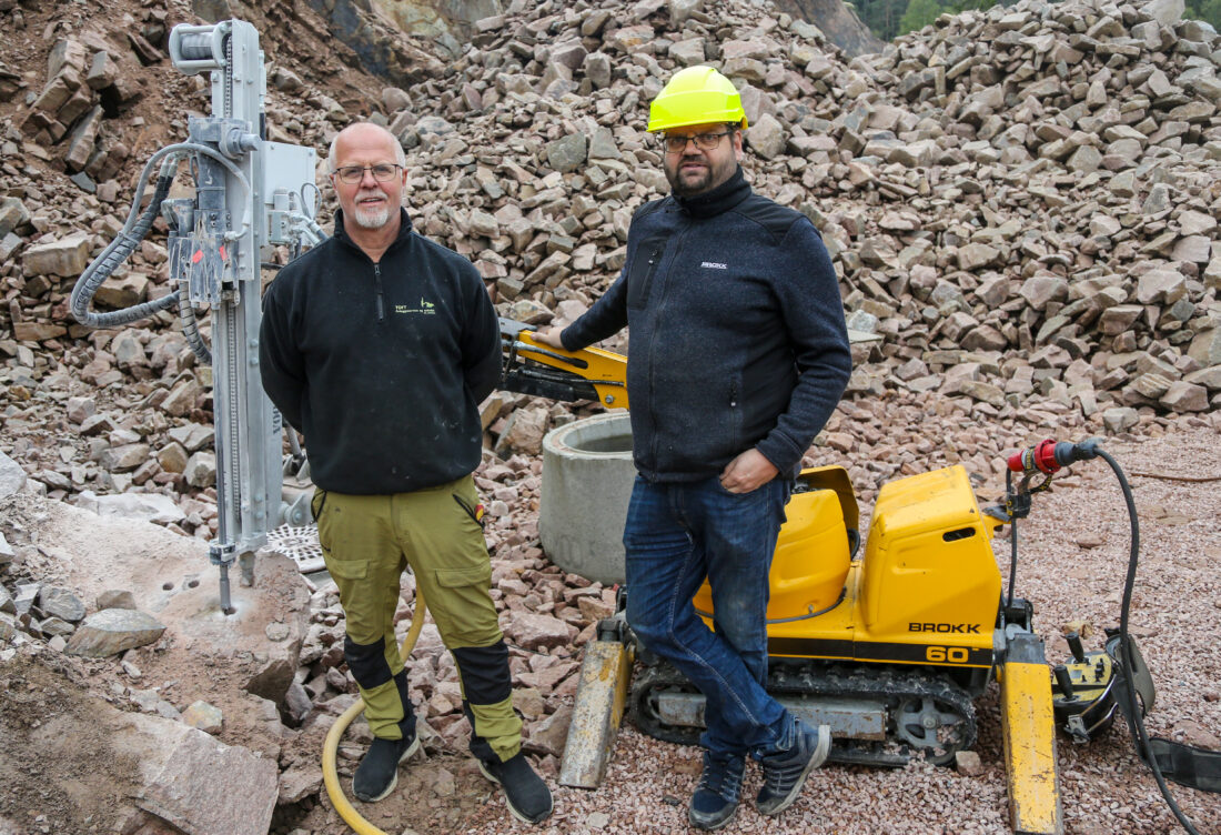 Peter Toft (t.v.) i Toft Anleggsservice og Teknikk, og David Netskar i Brokk Norge demonstrerte nyvinningen overfor potensielle kunder. (Foto: Runar F. Daler)