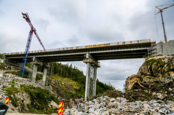BROBYGGING: Utbyggingen omfatter blant annet to store broer. Dette er den 130-meter lange Ramsdalsbrua. (Foto: Runar F. Daler).|SNART FERDIG: Prosjektet er i rute