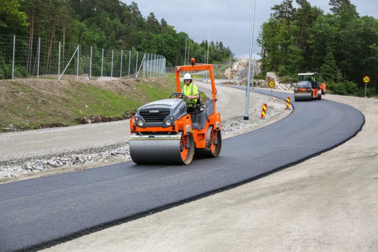SNART FERDIG: Prosjektet er i rute, og vel så det. Asfalteringen var godt i gang flere steder da Anleggsmaskinen var på besøk. (Foto: Runar F. Daler).