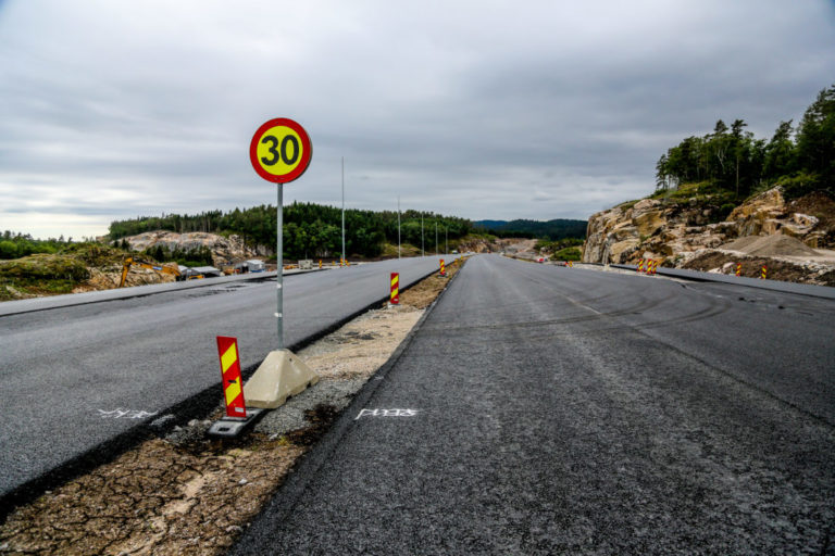 RASKT: Det står 30 km/t nå, men om ikke lenge vil bilene fare forbi her i 110 km/t. (Foto: Runar F. Daler).