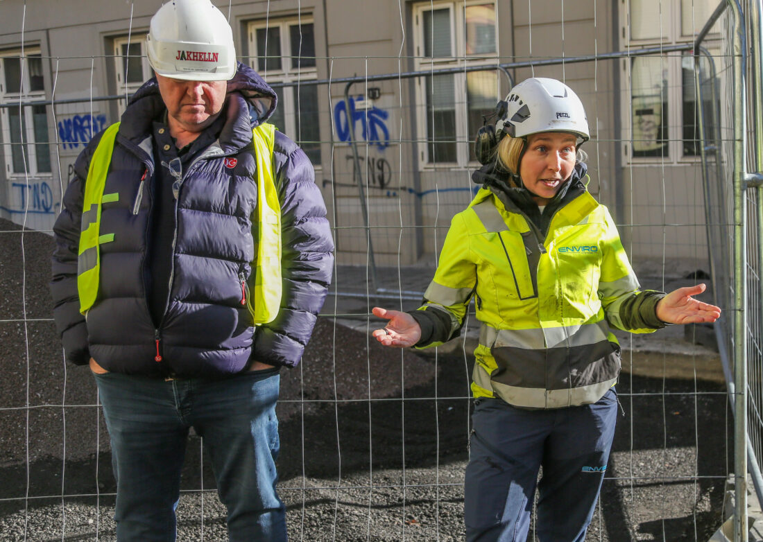 En engasjert daglig leder Sara Bakke i Enviro Entreprenør, sammen med Nicolai Jakhelln, daglig leder i Jakhelln Entreprenør. (Foto: Runar F. Daler)