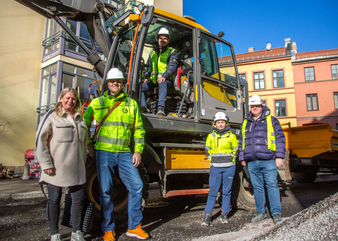 Fra venstre: Solvår Milach Strand (distriktssjef MEF), Sverre Huse-Fagerlie (MEF), Magnus Birkelund (byrådsrepresentant, FrP), Sara Bakke (Enviro Entreprenør) og Nicolai Jakhelln (Jakhelln Entreprenør). (Foto: Runar F. Daler)