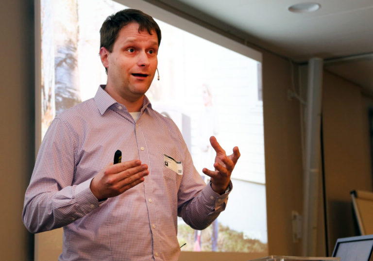 MARKEDSENDRING: Enovas Arnt-Gunnar Lium vil heller få til markedsendring på anleggsmaskiner enn på likbiler. Det er et litt mer levende marked, spøkte han. (Foto: Runar F. Daler).