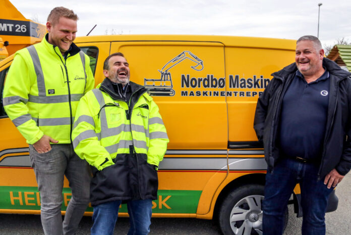 GODT HUMØR: (F.v.) Faglig leder Anders Salte og daglig leder Martin Nordbø i Nordbø Maskin og Stig Dybdahl, daglig leder i OKAB i Sør-Rogaland. (Foto: Runar F. Daler).