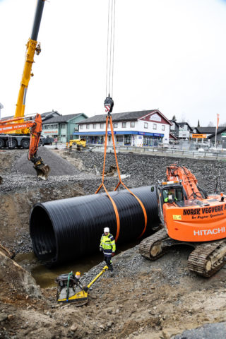 TUNGT: Rørene veier 7-8 tonn hver, så det er greit å ha en kraftig mobilkran til å hjelpe seg med. (Foto: Runar F. Daler).