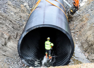 TUNNEL: For å justere og tilpasse røret med tanke på helning og vinkel, slik at det passer sammen med det forrige i skjøtene, er det praktisk å kunne gå inne i røret. (Foto: Runar F. Daler).