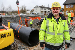STØRST: – Så vidt vi har blitt fortalt, er dette de største godkjente rørene som er lagt i Norge noen gang, sier Tor Ragnar Tjønnheim, daglig leder i Norsk Vegverk AS. (Foto: Runar F. Daler).