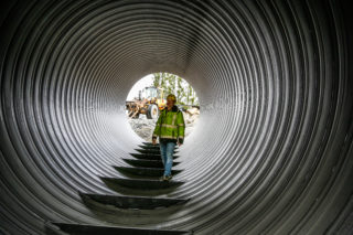 FISKEN KAN HVILE: I det siste røret, som ennå ikke er heist ned i elveleiet, er det installert «fiskestoppere» i bunnen, nesten som en laksetrapp, slik at fisken kan hvile på vei oppover. (Foto: Runar F. Daler).