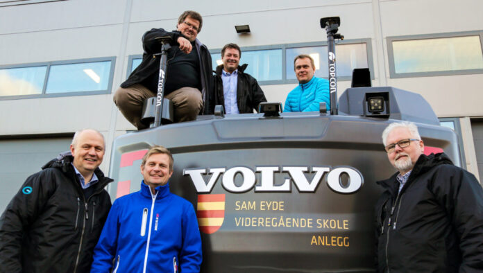 FORNYØD GJENG: Sam Eyde vgs. har fått maskinstyring fra Topcon på tre av sine nye Volvo-gravere