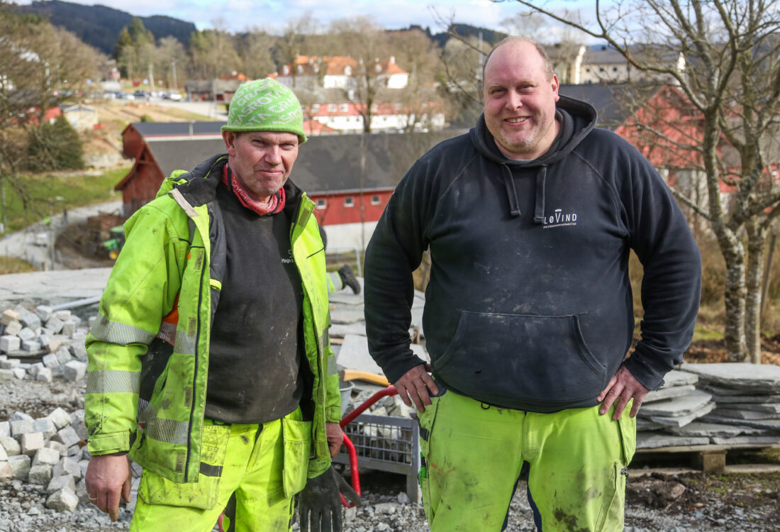 Lærervikar Eivind sammen og kontaktlærer Sveinung Berland. (Foto: Runar F. Daler)