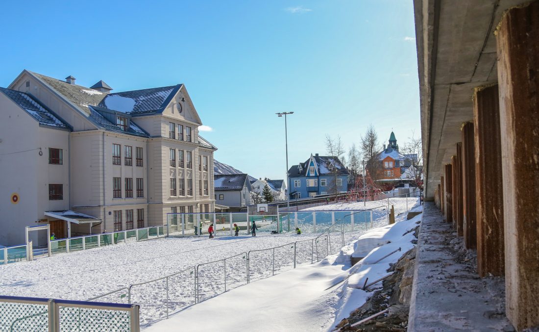 Her ser vi hvor nærme skolen og skolegården ligger anlegget. Entreprenøren har sikret anleggsområdet underveis i prosjektet, med både gjerder og vakthold. (Foto: Runar F. Daler)