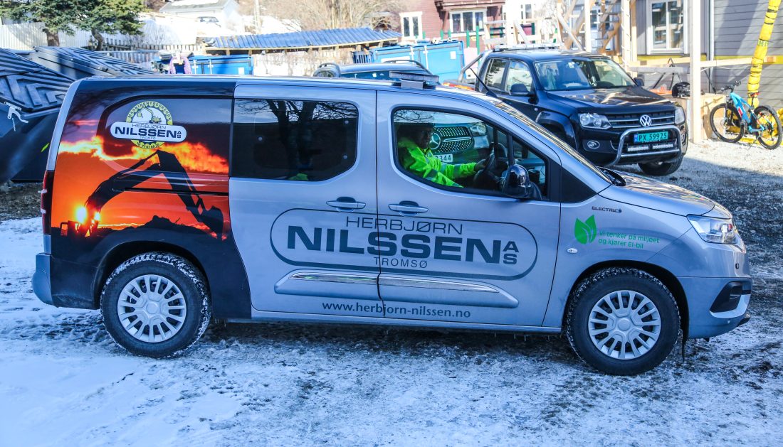 Ikke bare har Maskinentreprenør Herbjørn Nilssen benyttet elektriske gravemaskiner på anlegget. De har også kjøpt inn to elektriske biler. (Foto: Runar F. Daler)