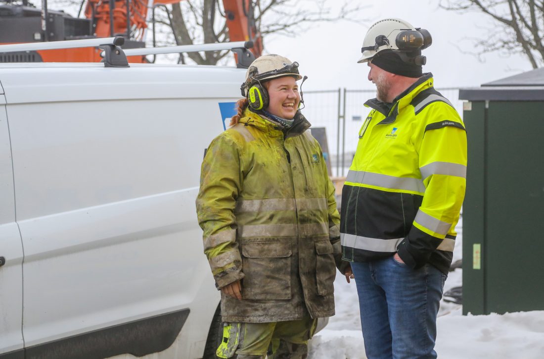 GOD TONE: Smilet sitter løst på jobb, både hos Susanne og Lars Oddvar. (Foto: Runar F. Daler)