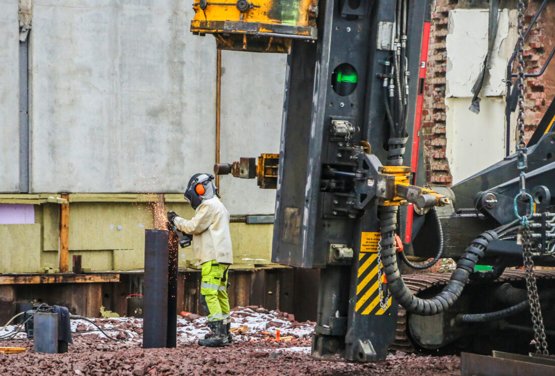 Stålpelene er 12 meter lange, og det peles ned til 50 meter på det meste. Dermed må de skjøtes og sveises. (Foto: Runar F. Daler)