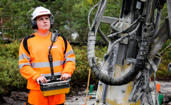 Sverre Gripstad Selnæs (21) fikk ønsket sitt oppfylt da han ble lærling i fjell- og bergverksfaget hos Leif Grimsrud AS. Boreriggen fikk han prøve allerede første dag på jobb. (Foto: Runar F. Daler).