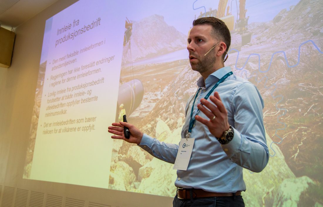 NYE REGLER: Juridisk praktikant i MEF, Håvard Almås, forklarer de nye reglene for den lydhøre forsamlingen. (Foto: Runar F. Daler)