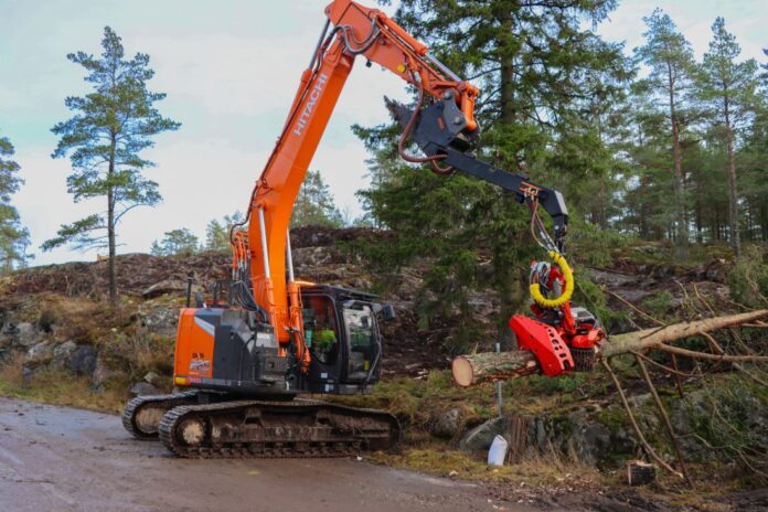 Gravemaskin med hogstaggregat|Maskinfører på gravemaskin|||Interiør i gravemaskin