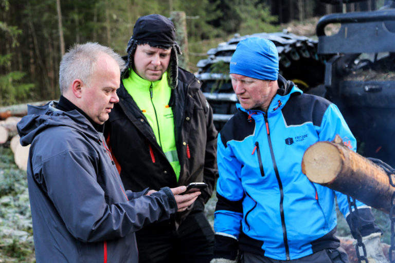 KS/HMS-ansvarlig i MEF, Jonny Korsnes (t.v.), viser fram den populære appen til Bjørn Magnar Løkkeberg (Tveitan & Bang Tynningslag) og Christer Sandum (Fritzøe Skoger). (Foto: Runar F. Daler).