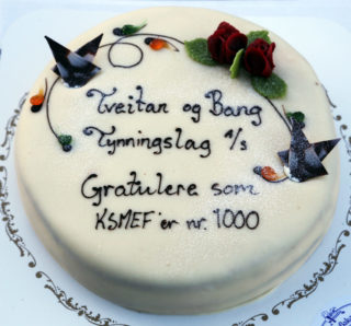 Den heldige kunde nummer tusen ble feiret med marsipankake midt i skogen. (Foto: Runar F. Daler).