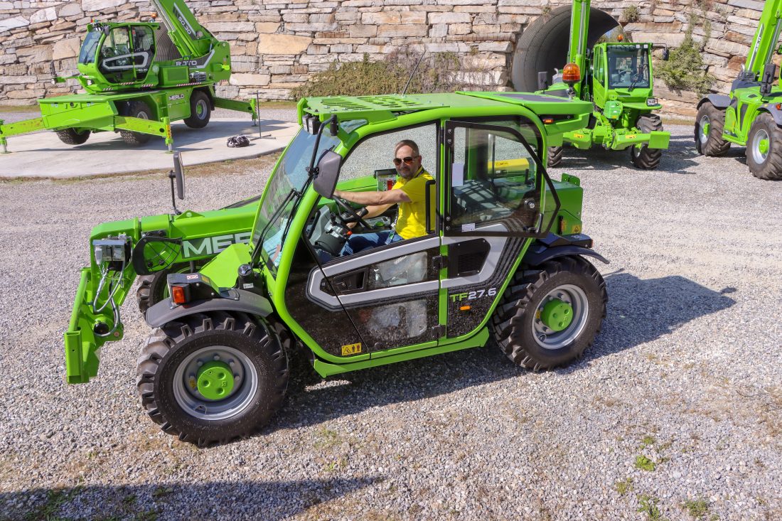 Torgeir Nustadhaugen, produktsjef i Hymax, prøvekjører Merlo TF 27.6. Den er blant de minste teleskoplasterne og har 2,7 tonns løftekapasitet og 6 meters løftehøyde. (Foto: Njål Hagen)