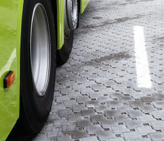 Slik ser et permeabelt dekke ut. Vannet trenger gjennom både steiner og fuger. (Foto: Lintho Steinmiljø AS).