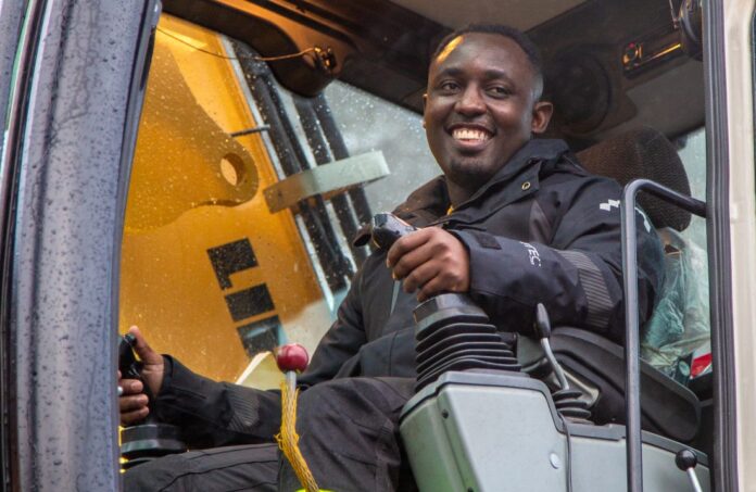Shallon Onyango Odongo, eller bare Sha, som de fleste kjenner ham som, har vist en helt usedvanlig arbeidsvilje og innsats, og ikke minst et svært smittende humør, etter han kom til Norge. Nå henger hans videre opphold i landet i en svært tynn tråd. Bildet er fra januar i år. (Foto: Runar F. Daler)