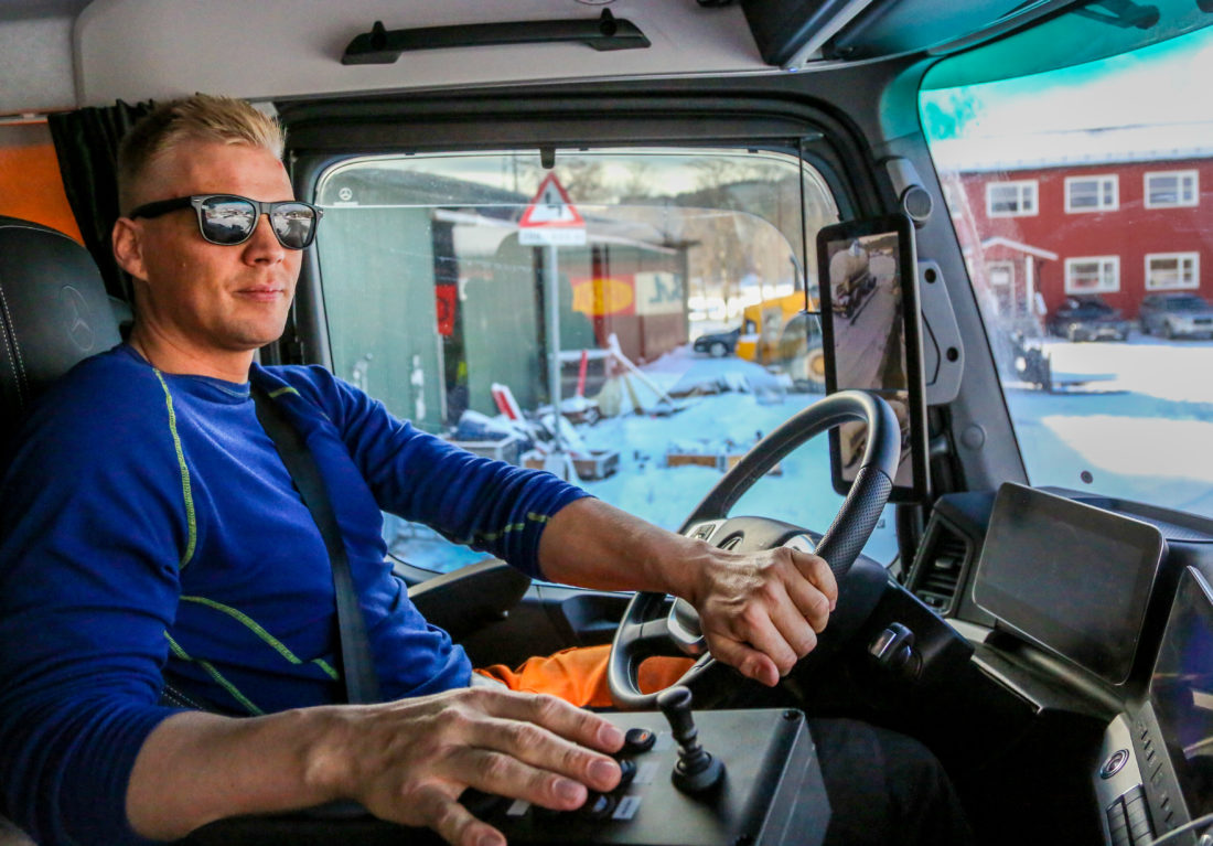 Lastebilsjåfør Kenneth Østnes i Austad Maskinstasjon trives svært godt i sin nye Mercedes Arocs. Spesielt fornøyd er han med «mirrorcam» i stedet for vanlig sidespeil. (Foto: Runar F. Daler).