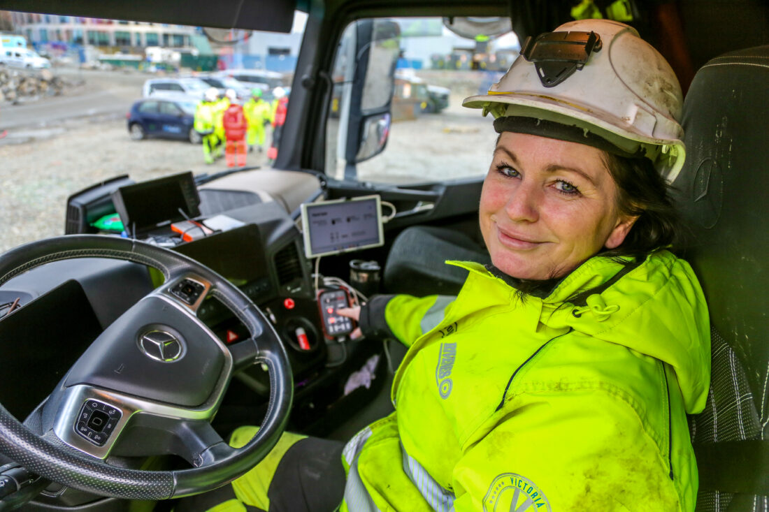 – Det viktigste for meg er at Rockstop gir en ekstra trygghet. For når jeg vet at steinene blir oppdaget raskt, blir de ikke en fare for andre, sier lastebilsjåfør Lene Morken hos Rivenes AS. Noen dager før vi var på besøk fikk hun selv en stein i frontruta, som spratt ut av tvillinghjul på en tippbil foran henne. (Foto: Runar F. Daler)