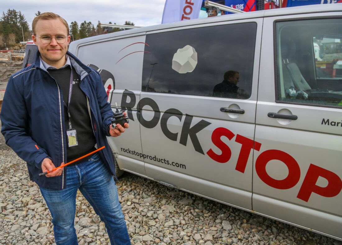 Marius Eng Håkerud, daglig leder i Rockstop, viser frem «pisken» og festeanordningen. Systemet har vært i bruk over flere år, og har avdekket oppsiktsvekkende høye tilfeller av farlige steiner i klem. (Foto: Runar F. Daler)