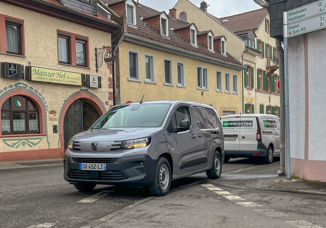Prøvekjøringen foregikk både i småbyer og på motorveier, og vi fikk en liten smakebit på kjøreegenskapene. (Foto: Njål Hagen)