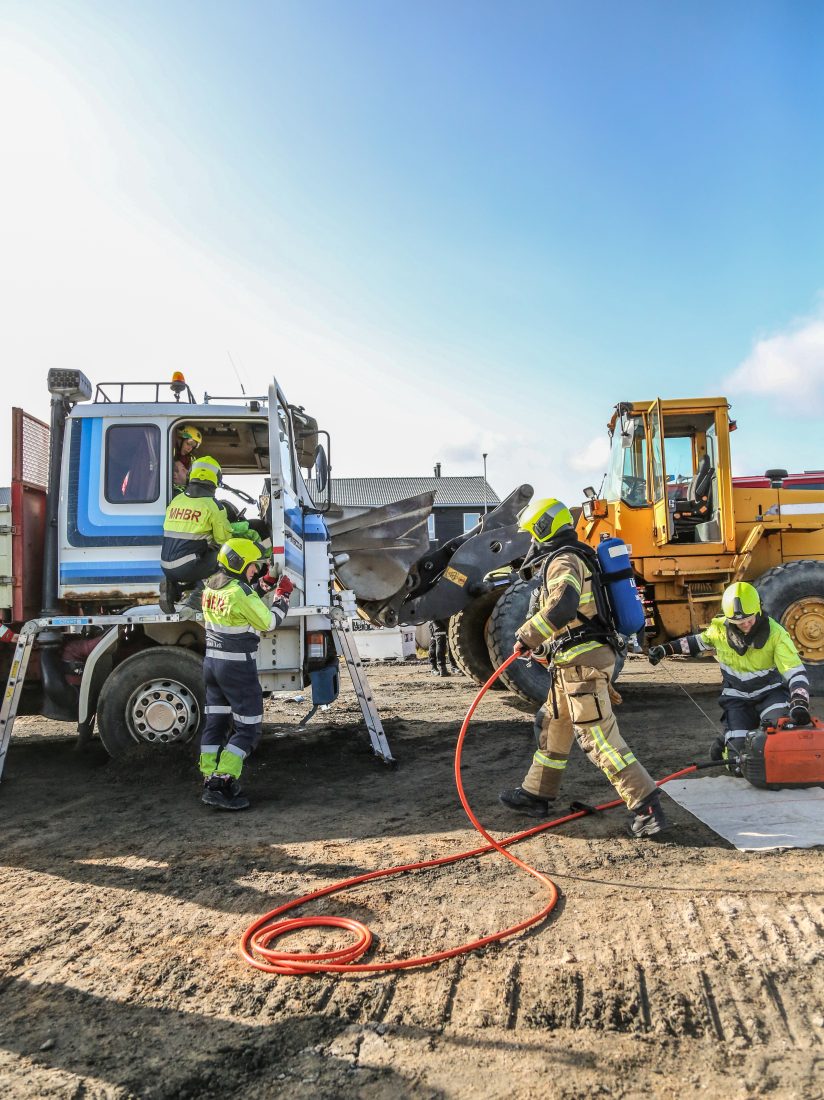 HEKTISK: Nødetatene hadde hendene fulle med å redde og ivareta liv og helse etter «ulykken». (Foto: Runar F. Daler)