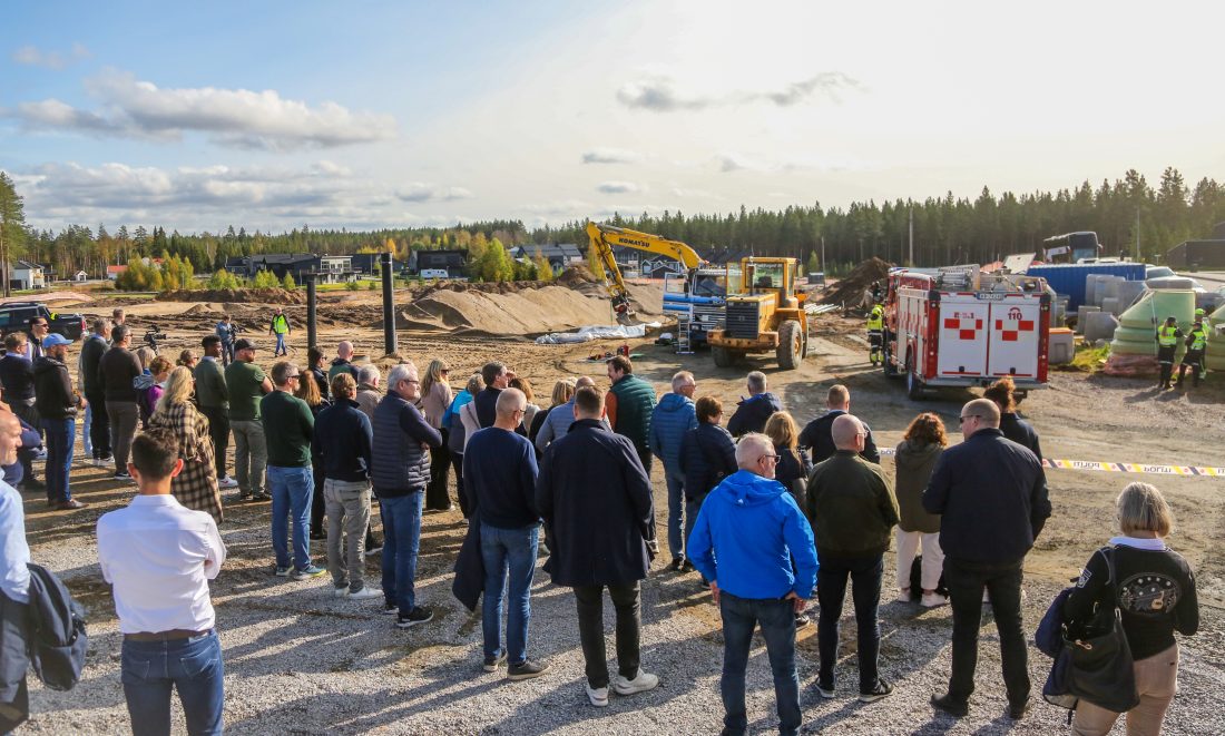 PUBLIKUM: Rundt 100 ansatte i If Skadeforsikring, som til daglig jobber med forsikring av MEF- og NLF-bedrifter, fulgte spent med på øvelsen. (Foto: Runar F. Daler)