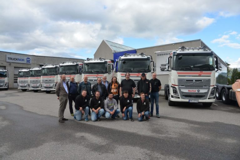 Sjåførene er klare til å ta over de nye bilene. (Foto: Volvo).