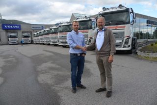 Selger og Volvos egen ”verdensmester” på salg av FH16 750, Jan Erik Roset gratulerer Kjell Arne Aurstad med de nye bilene og takker for ordren. (Foto: Volvo)