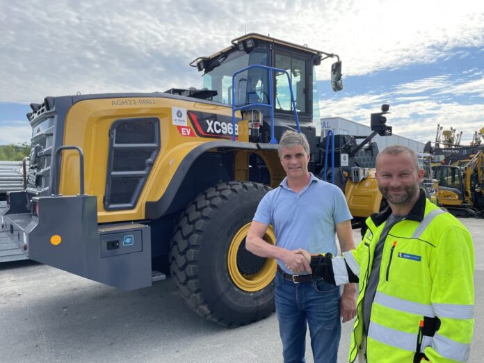 Overlevering av første elektriske hjullasteren fra XCMG. AF Gruppens prosjektdirektør Nils Ola Hoff (t.v.) og Agder Gruppens konsernsjef Svein Arne Uppstad. (Foto: Agder Gruppen)|Den elektriske hjullasteren fra XCMG