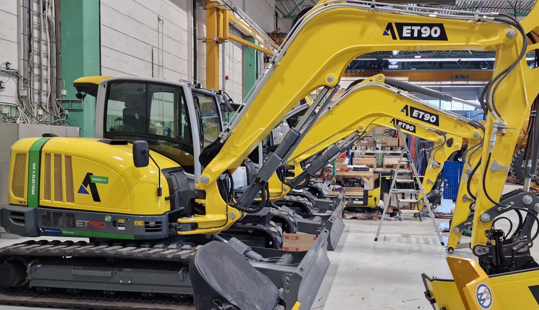 Prototypen ble presentert på Bauma i fjor, og nå er den første i serien ferdig produsert. De to neste er klar for levering til høsten. (Foto: Agder Gruppen)