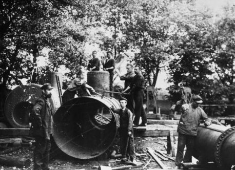 Åkermans fikk i 1904 i oppdrag å bygga en privat ubåt. Bestiller var hattemaker Ola Andersson og han betalte hele 1545 kr i forskudd. Men bygget ble aldri ferdigstilt og i 1930 ble ubåten gravd ned på verkstedtomten. (Foto: Eslövs Kommun)