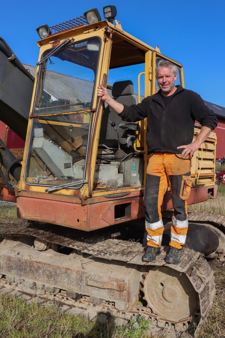Kåre Johan Hauge har brukt Åkerman-graveren som gårdsmaskin i ti år. (Foto: Njål Hagen)