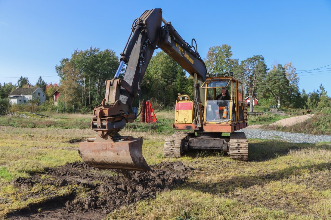 Hydraulikkretsen til tilten er koblet til beltehydraulikken. Ved å slå over en bryter styres tilten med pedalene. (Foto: Njål Hagen)