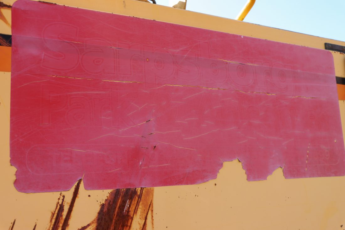 H7C-graveren var Sarpsborg Park & Anleggs (nå Park & Anlegg AS) andre gravemaskin, og ble innkjøpt i 1997. Selskapets logo er så vidt synlig på klistremerket som fortsatt sitter på bakloddet. (Foto: Njål Hagen)